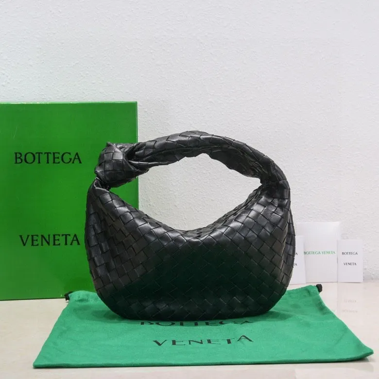 Batch 1460 BV Bottega Veneta 2022 Early Spring New Ladies Medium JODIE Handbag BV Bag 🔥The new method is to round the corners on the original basis and knot the round hobo bag with classic woven leather. The most iconic triangular pull-out design, using sheepskin draped soft shape, is super suitable for concave shapes~ Jodie feels really gentle to people, and is definitely the best item for daily matching. It has the same weave, new elements and twists, and is versatile. It is the new favorite of street style Internet celebrities! Size: 36*21*13 Model: 6697